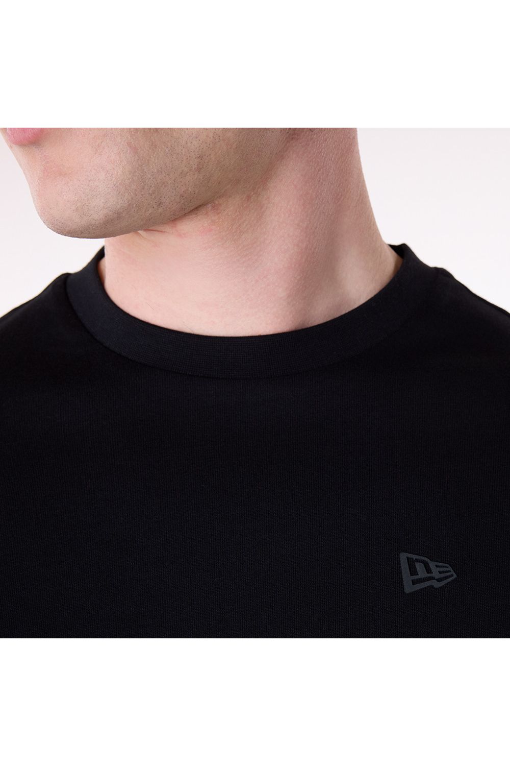 Black OS חולצת טי שרט שרוול קצר - Butterfly Sneakers