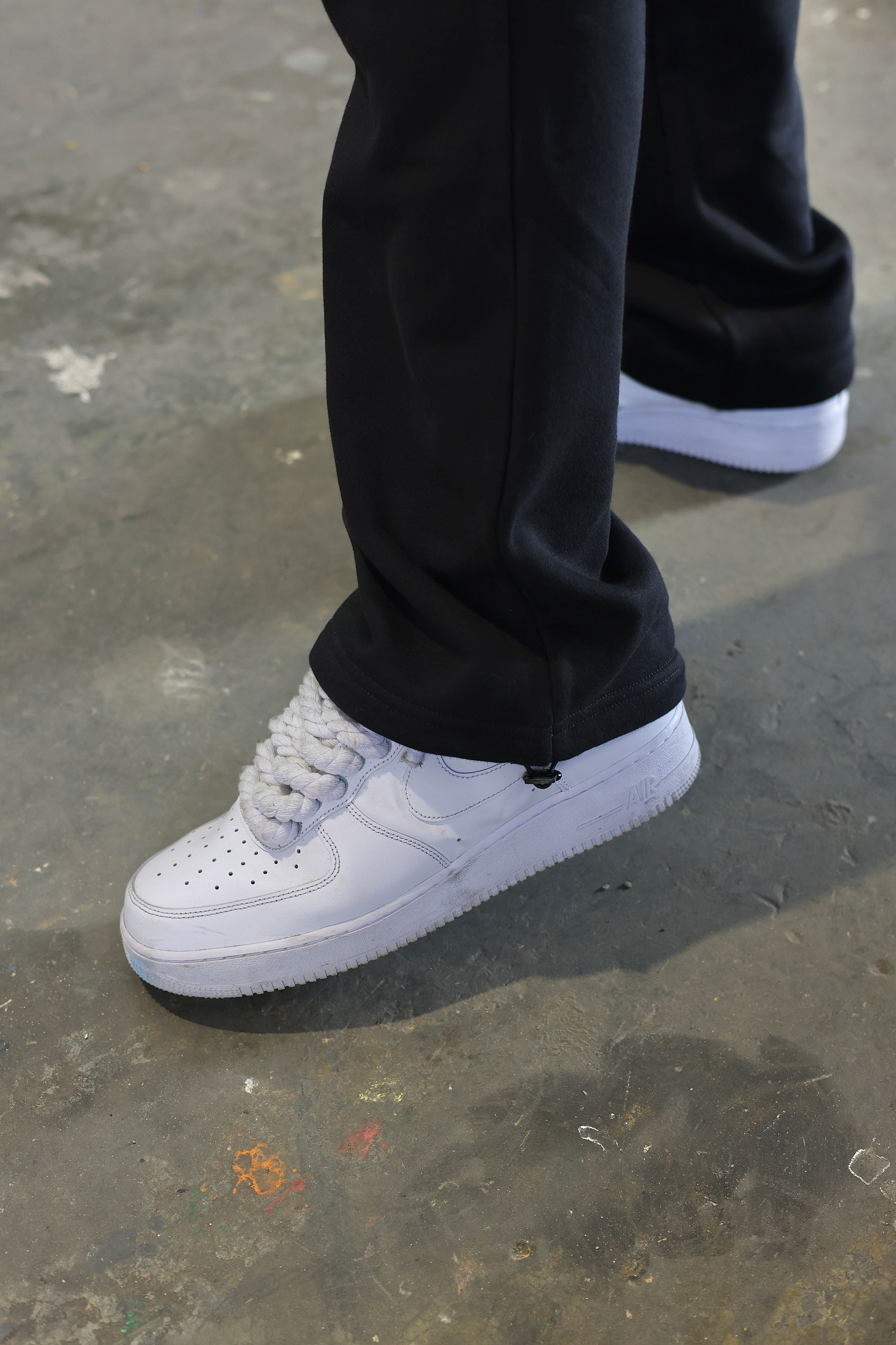 מכנסיים OS BUTTERFLY BLK עם רקמה - Butterfly Sneakers