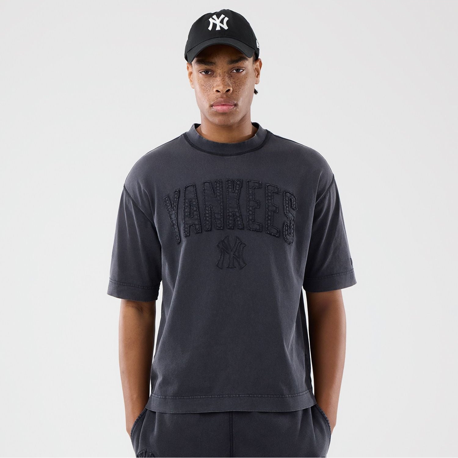 MLB WASHED BOXY TEE NEYYAN חולצת טי שרט בוקסי שרוול קצר - Butterfly Sneakers