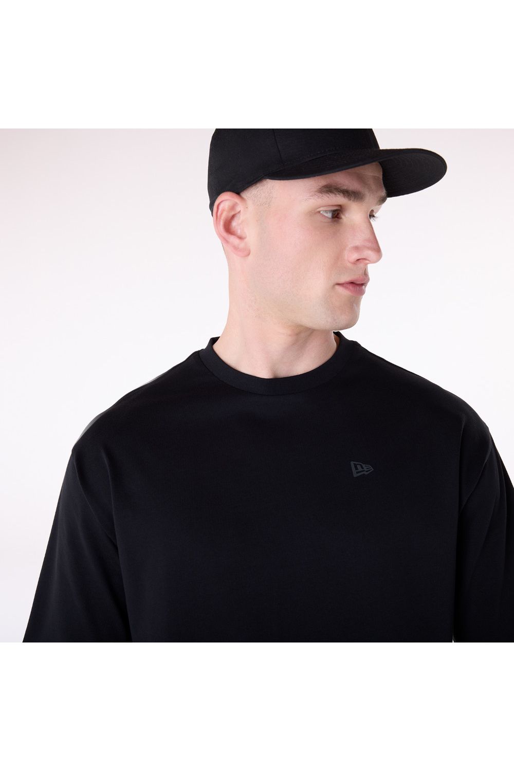 Black OS חולצת טי שרט שרוול קצר - Butterfly Sneakers