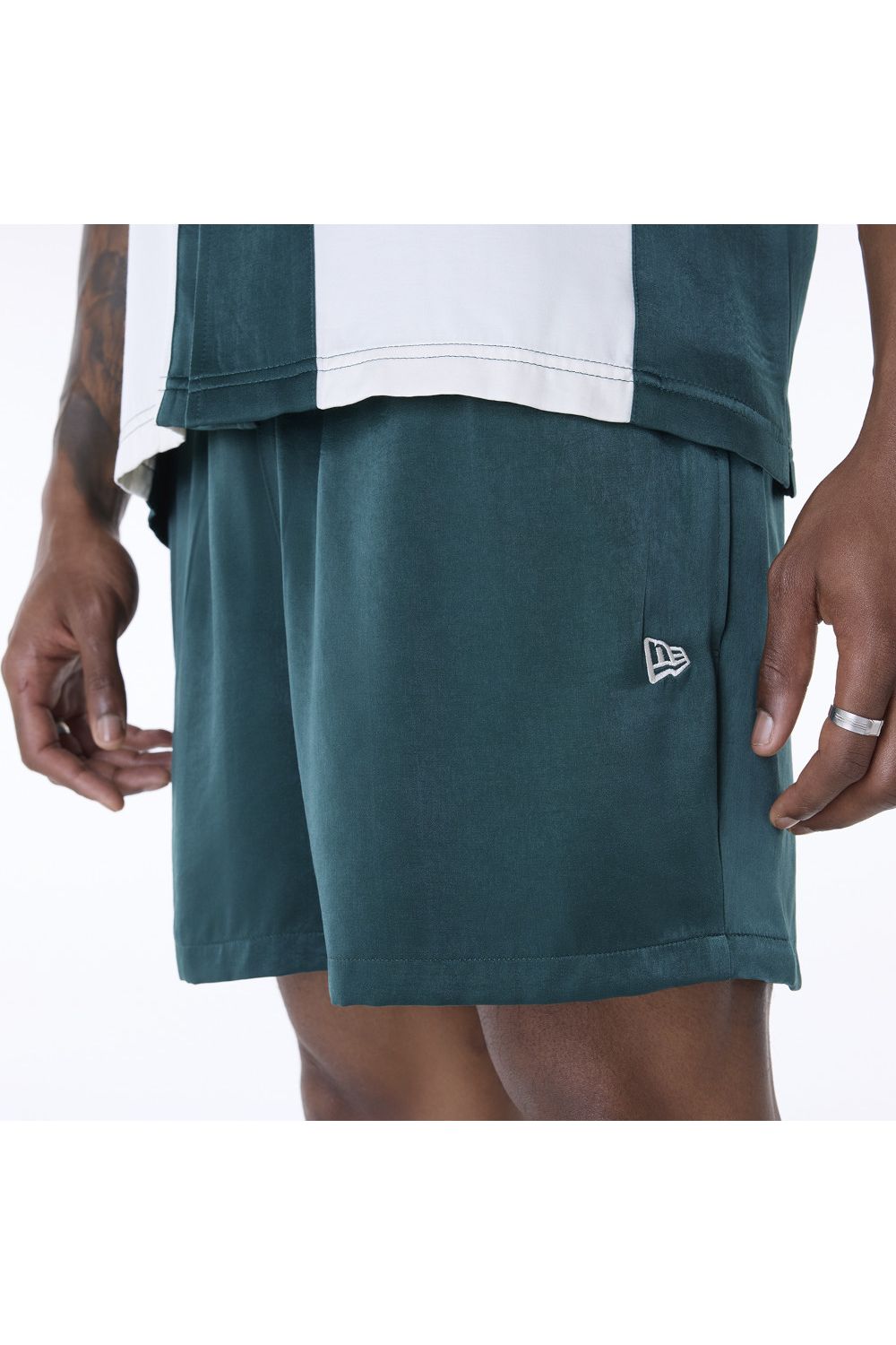 NE GREEN מכנסיים קצרים - Butterfly Sneakers