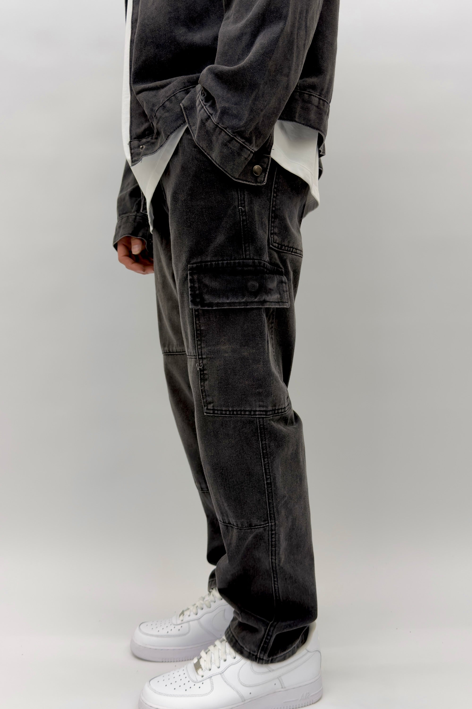 מכנס גינס בגזרת אובר סייז שחור - Butterfly Sneakers