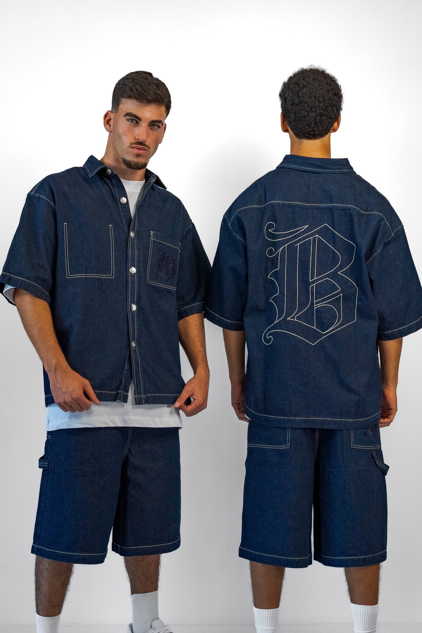 מכנסי גינס קצרים