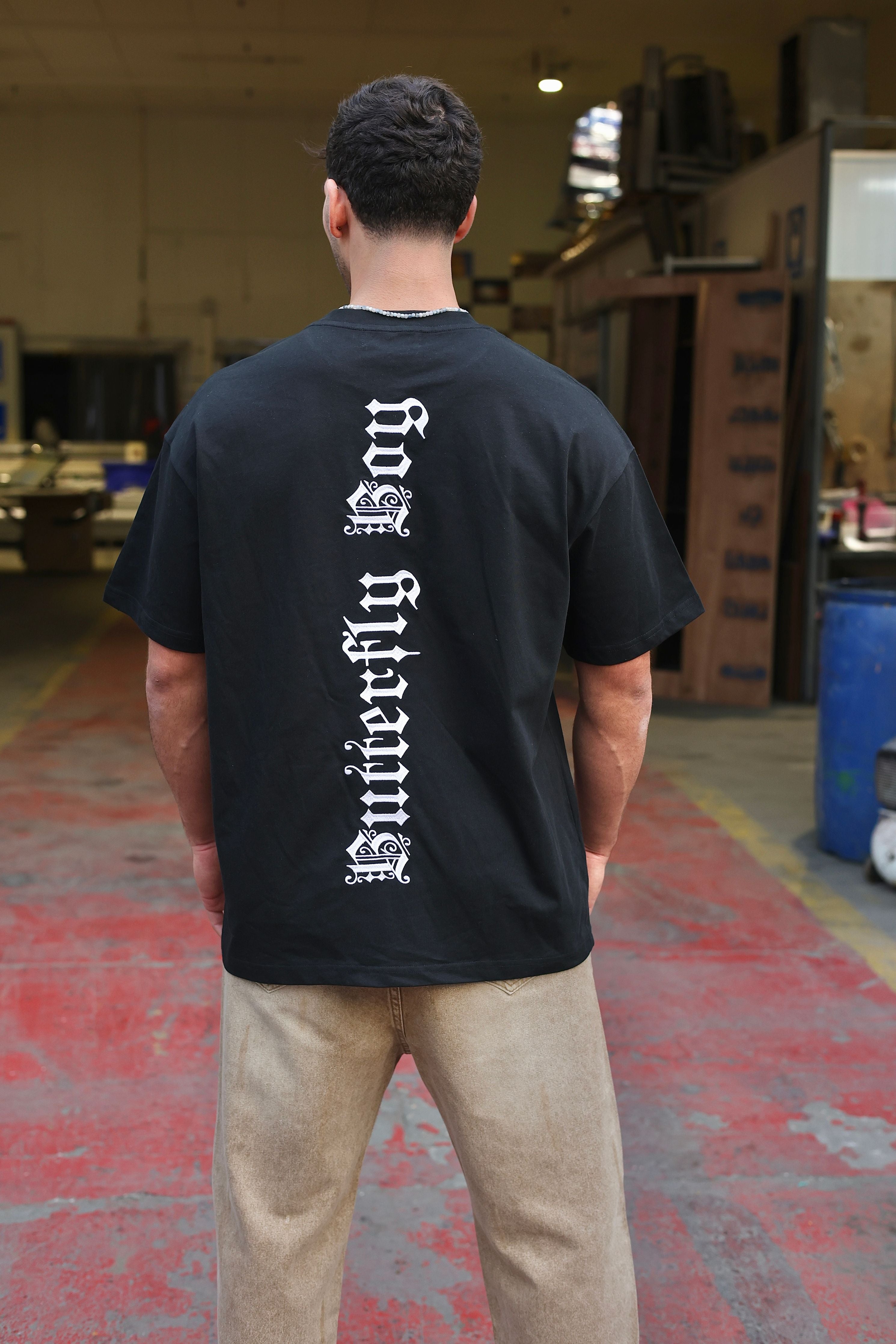 חולצה טי שרט שרוול קצר OS שחורה - Butterfly Sneakers