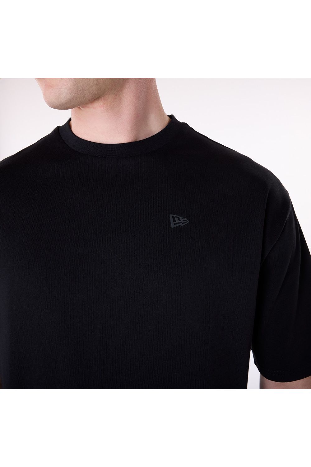 Black OS חולצת טי שרט שרוול קצר - Butterfly Sneakers