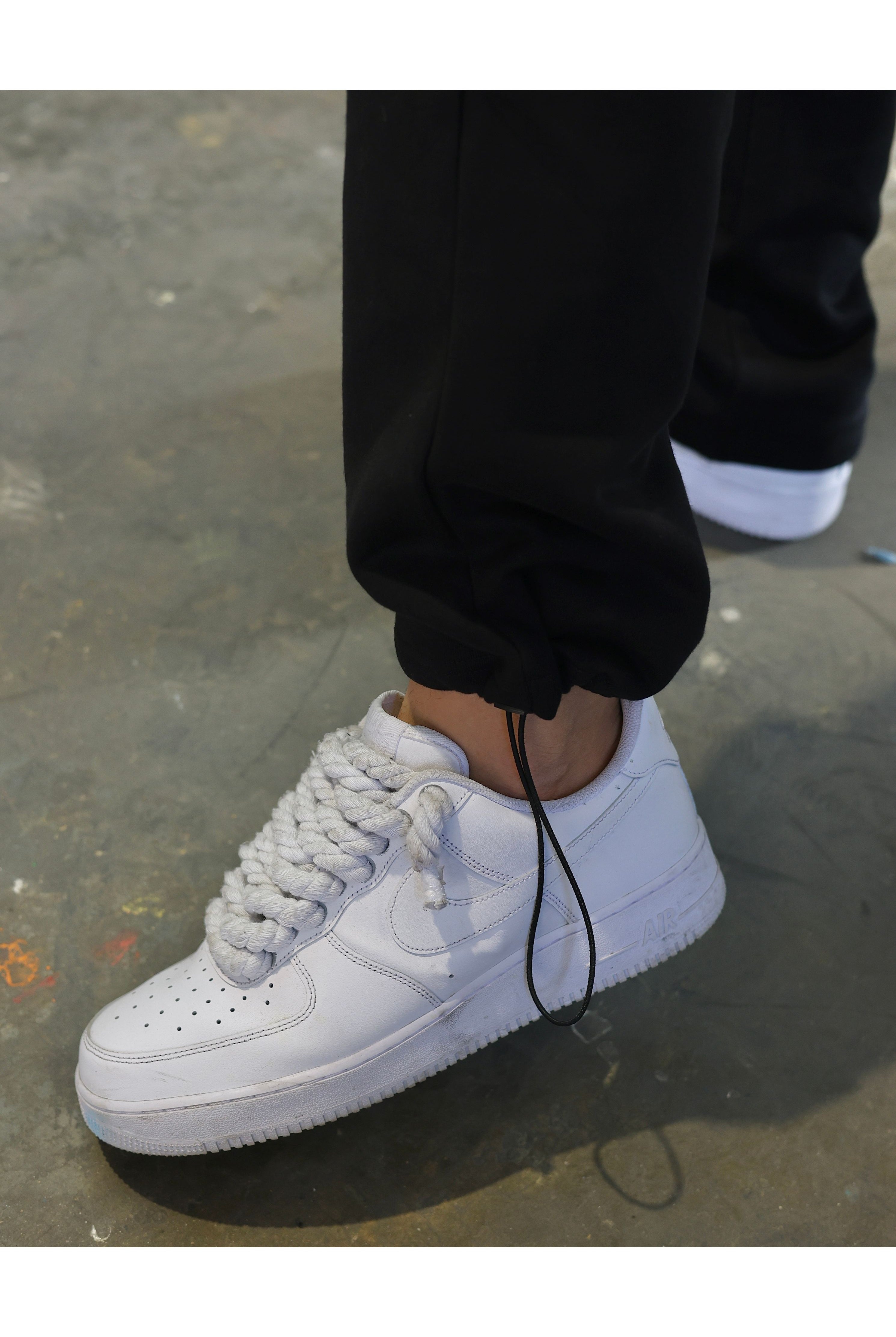 מכנסיים OS BUTTERFLY BLK עם רקמה - Butterfly Sneakers