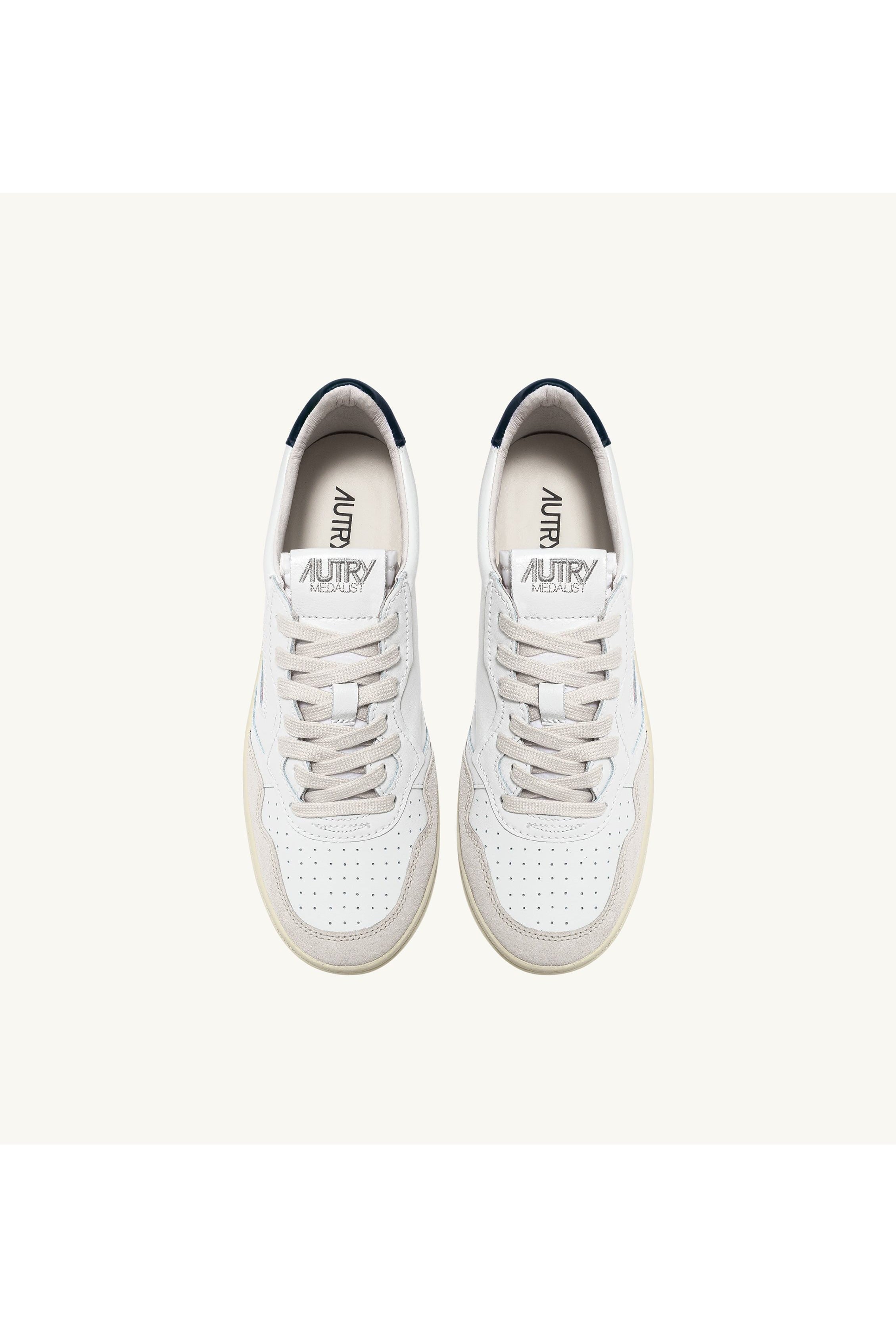 MEDALIST LOW MAN DL01 LEATHER/DREAM WHITE/BEAUCOUP BLUE - Butterfly Sneakers