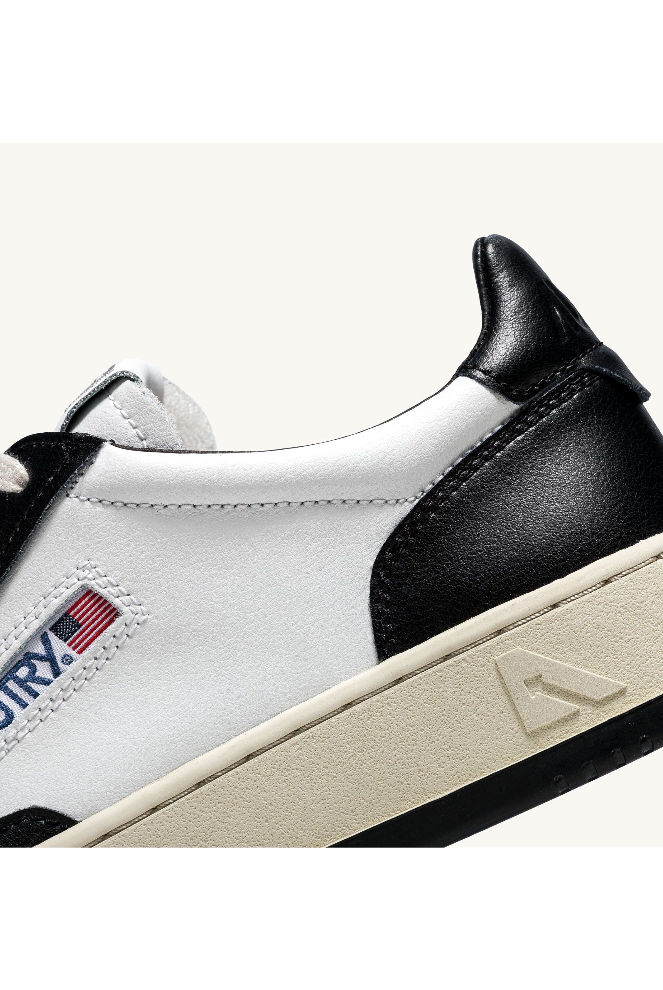 MEDALIST LOW
MAN WB01 LEATHER/LEATHER סניקרס - Butterfly Sneakers