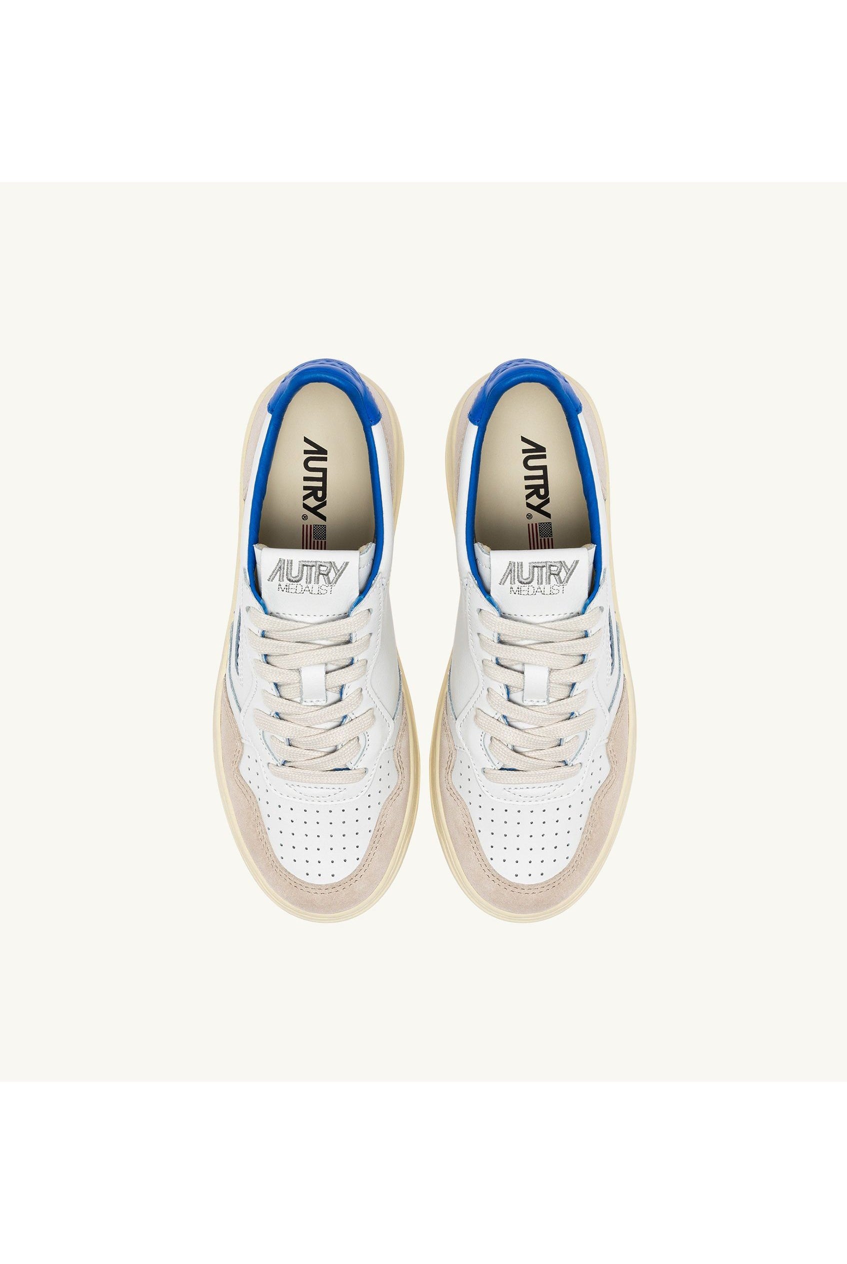 MEDALIST LOW SNEAKERS IN WHITE AND PALACE BLUE LEATHER AND SUEDE WITH LETTERING - Butterfly Sneakers