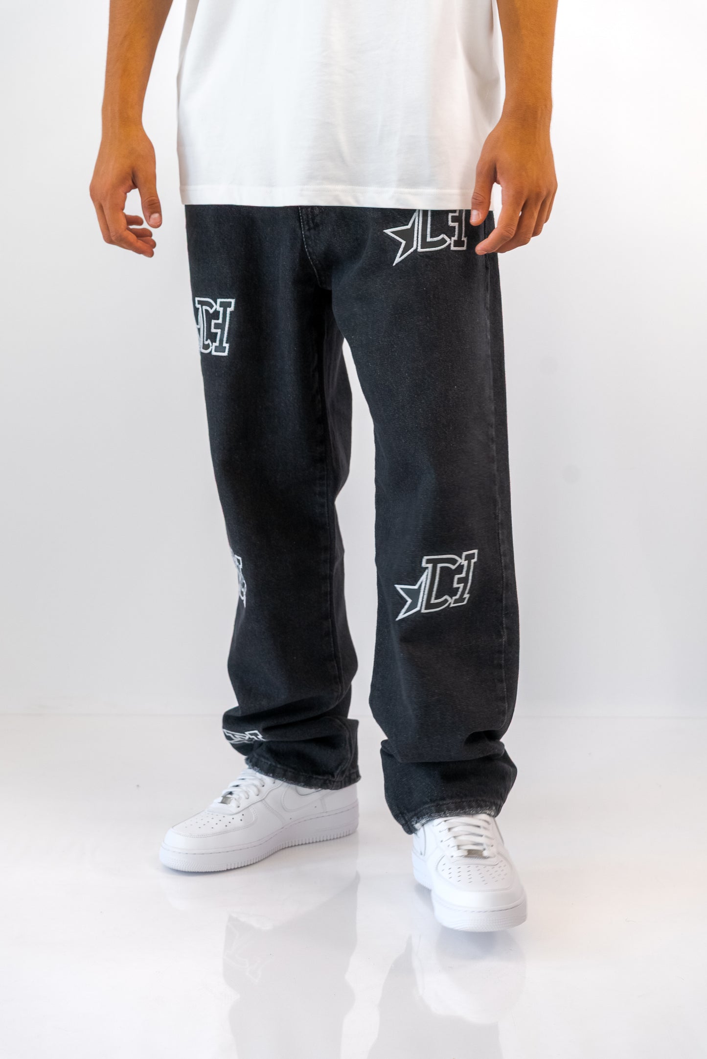 ג'ינס בגזרת Baggy בשילוב פאצ'ים שחור