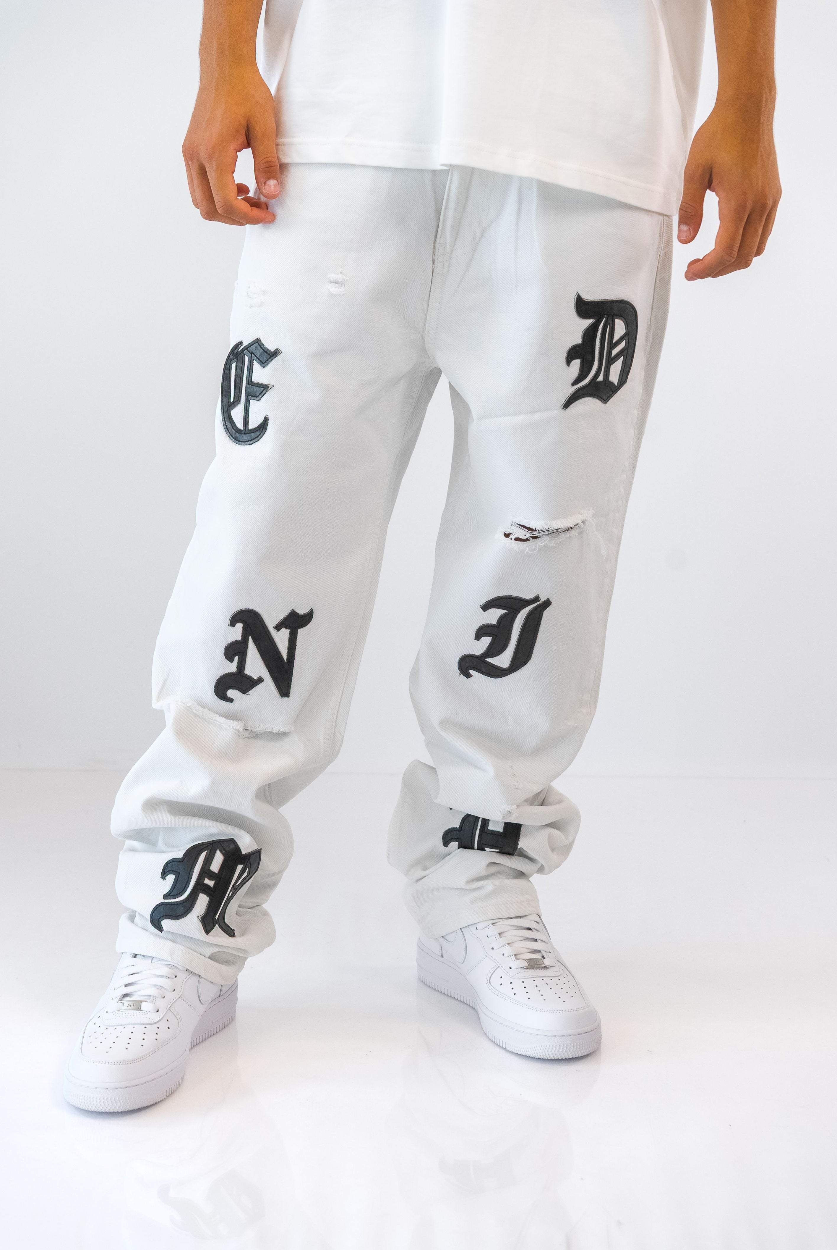 ג'ינס בגזרת Baggy בשילוב פאצ'ים לבן - Butterfly Sneakers