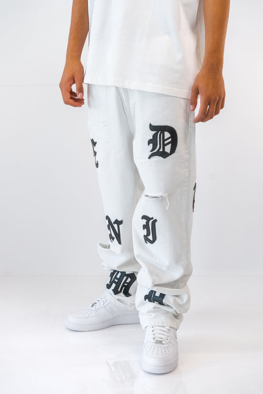 ג'ינס בגזרת Baggy בשילוב פאצ'ים לבן