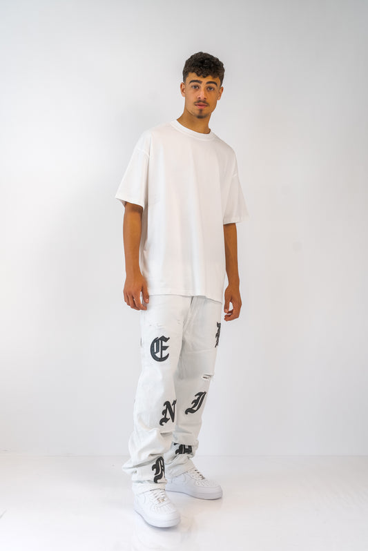 ג'ינס בגזרת Baggy בשילוב פאצ'ים לבן