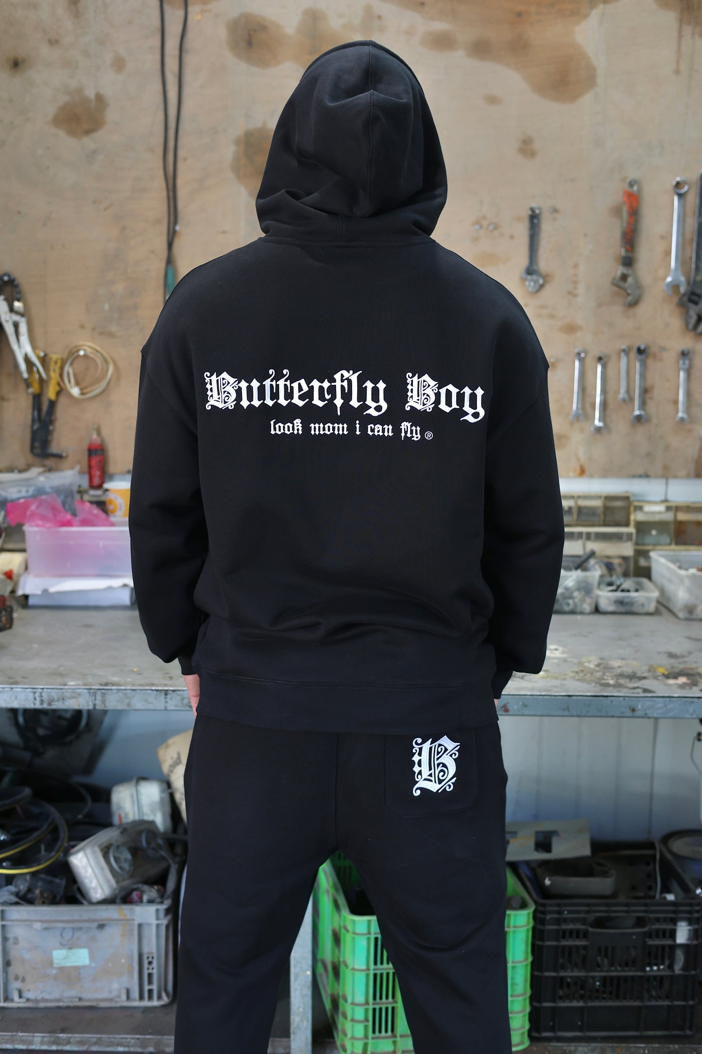 קפוצ'ון BUTTERFLY BLK עם רקמה