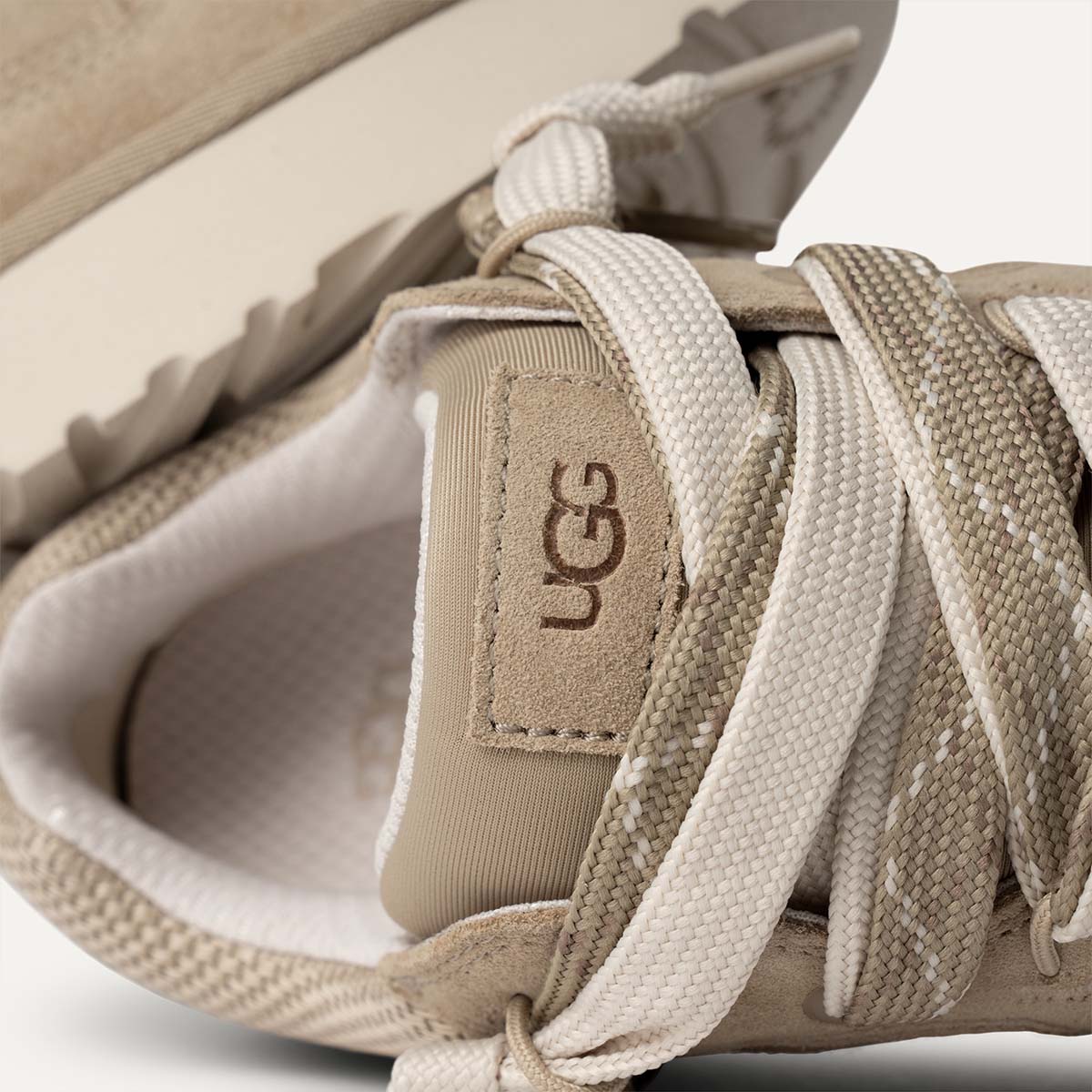 סניקרס לואמל בז UGG