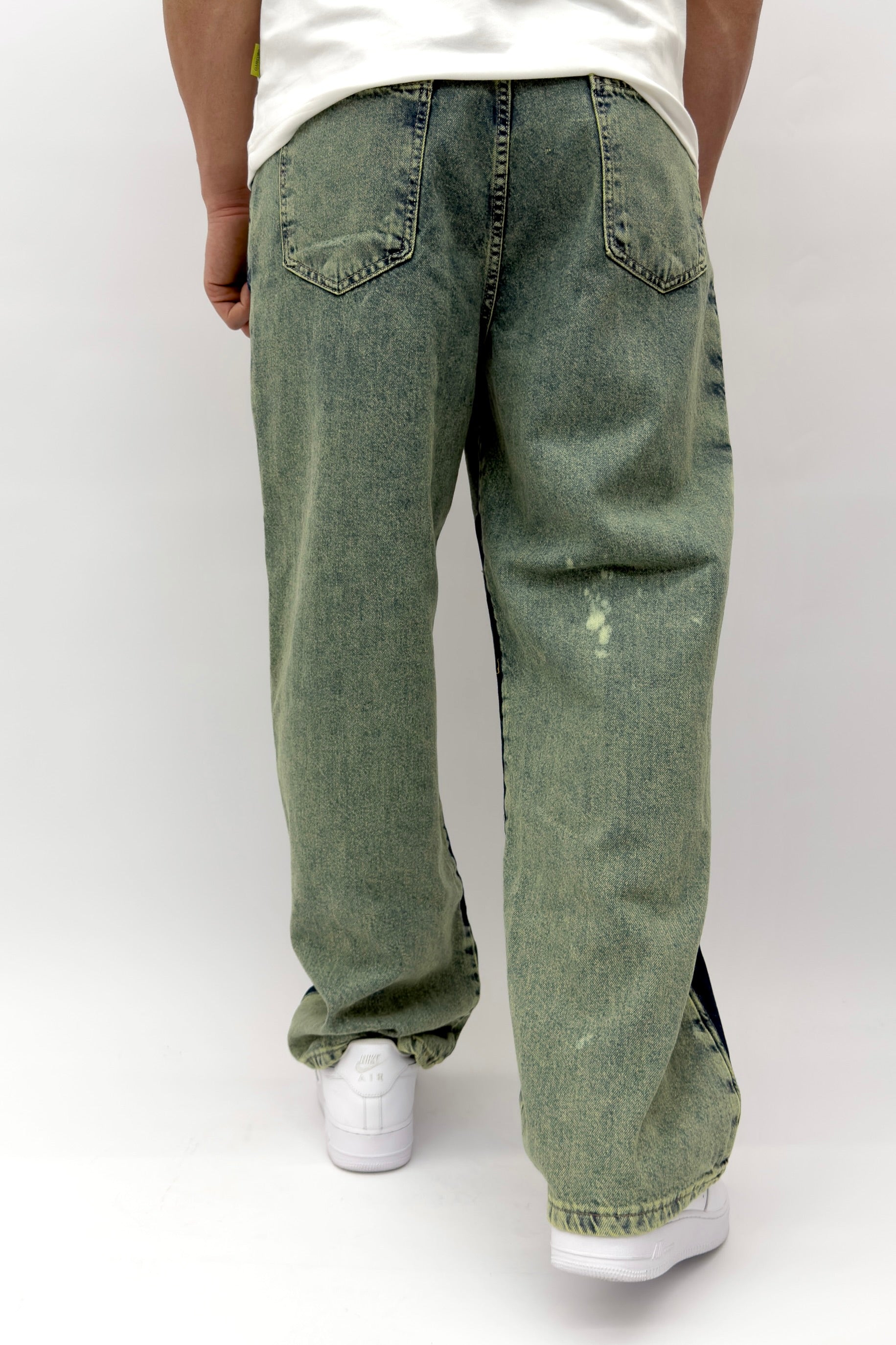 ג'ינס בגזרת Baggy שטוף ירוק - Butterfly Sneakers