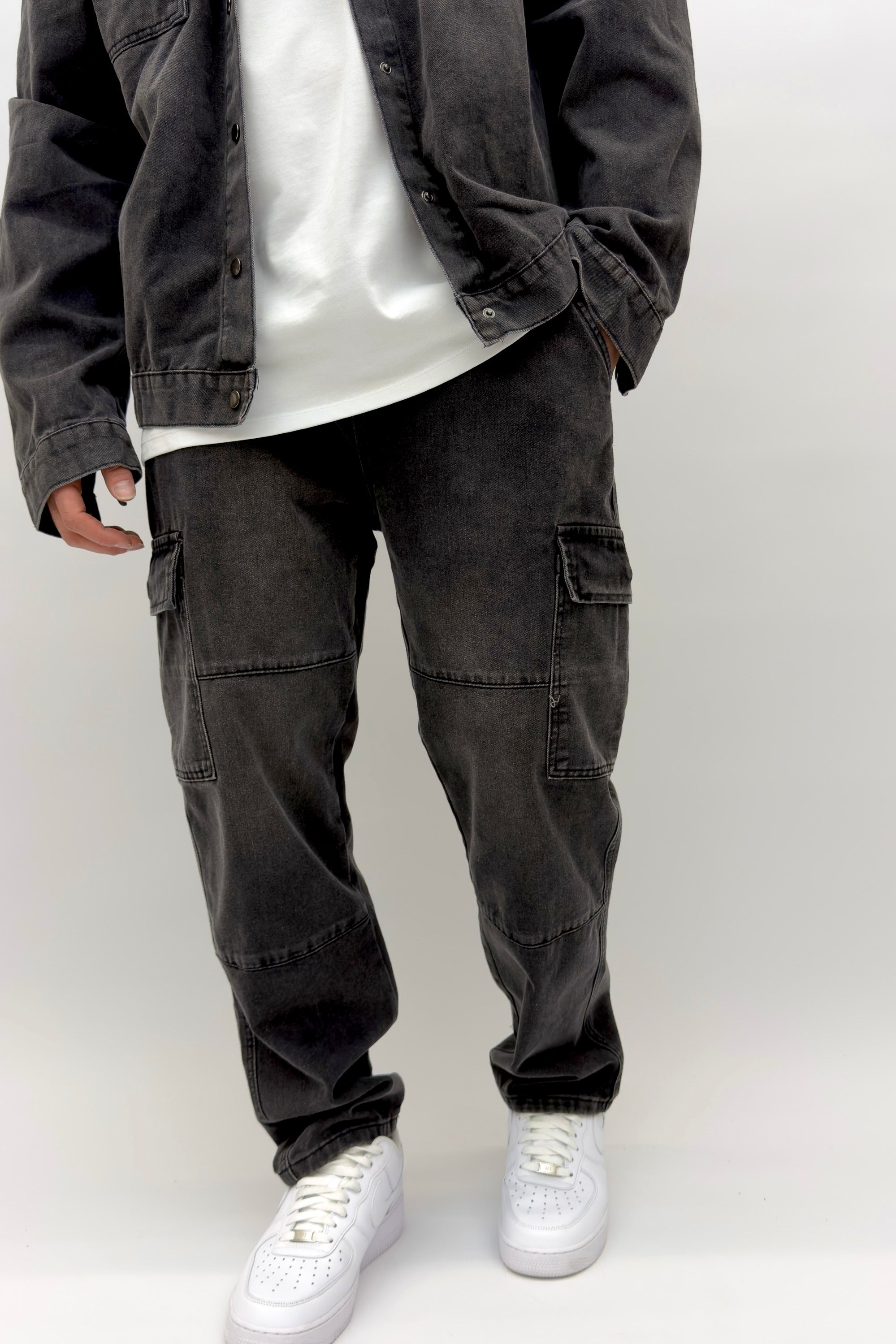 מכנס גינס בגזרת אובר סייז שחור - Butterfly Sneakers