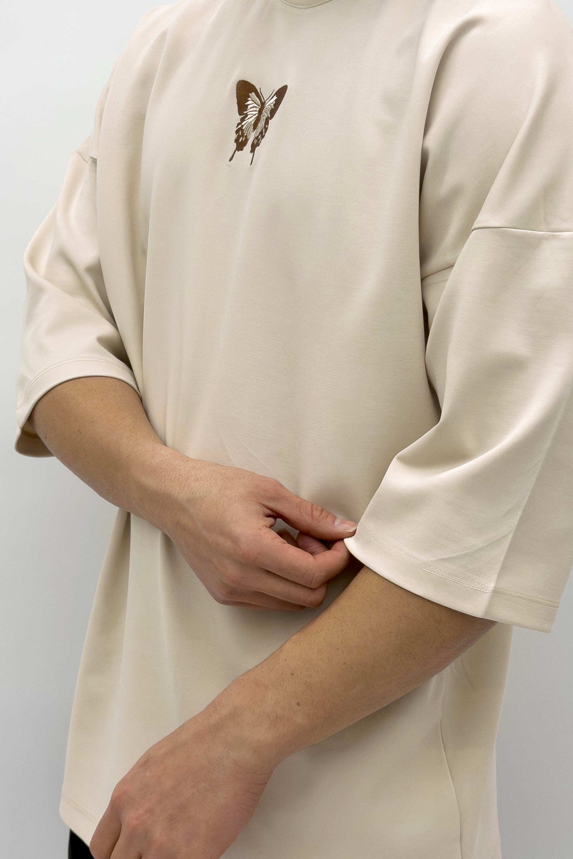 חולצה אוברסייז קרם - Butterfly Sneakers