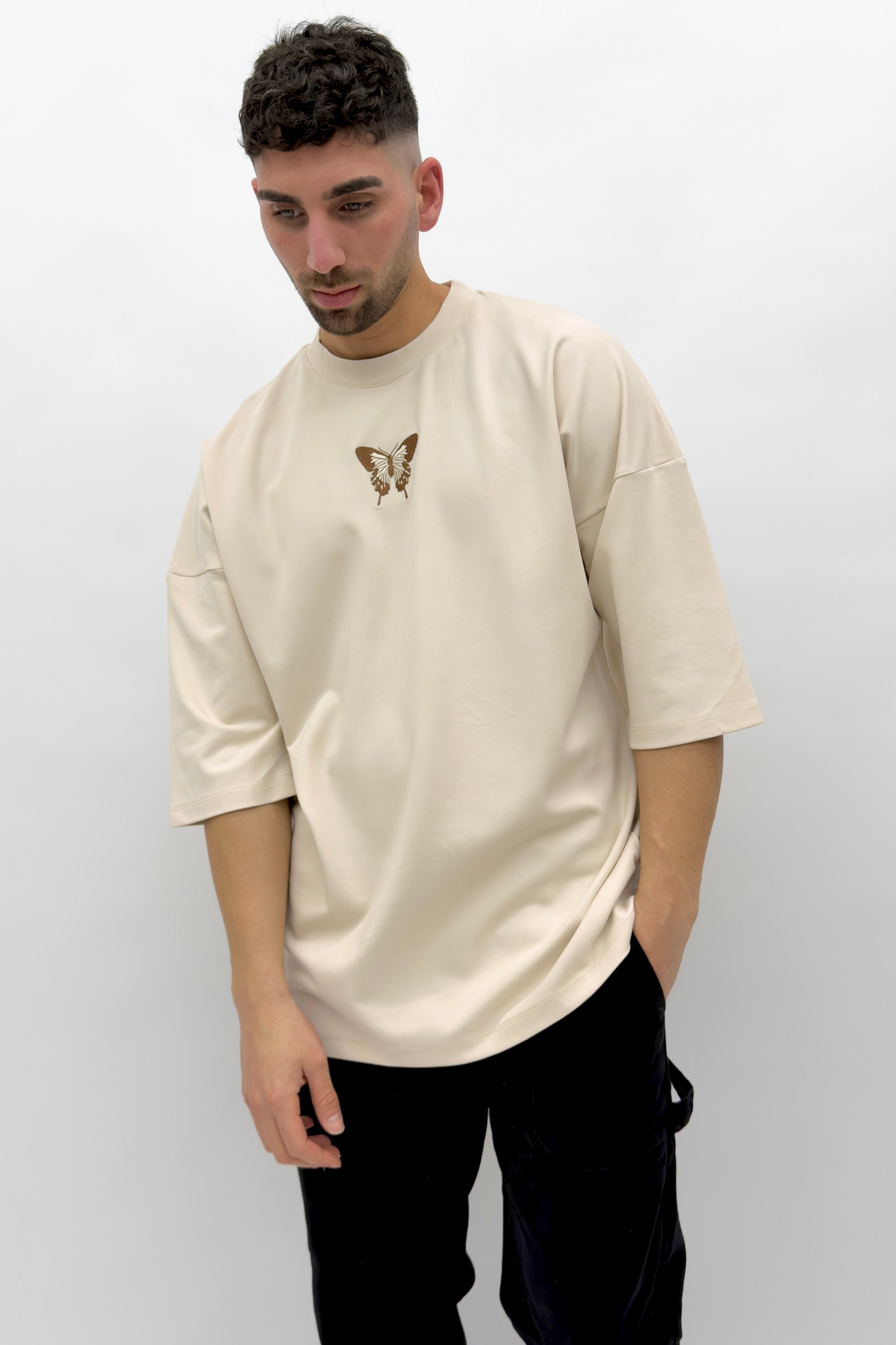 חולצה אוברסייז קרם - Butterfly Sneakers