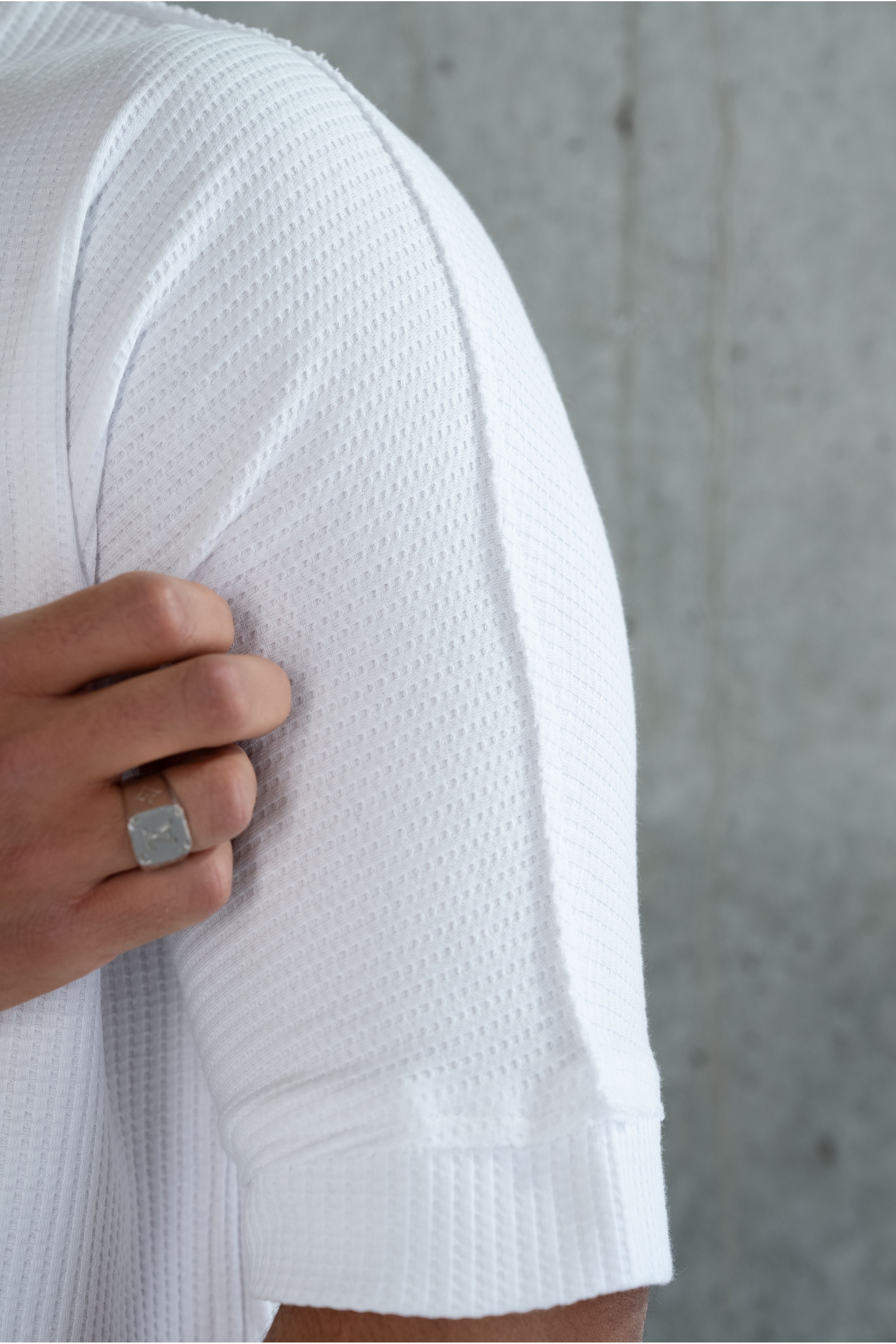 חולצת וואפל קפלונה צוואין ניקי לבן - Butterfly Sneakers