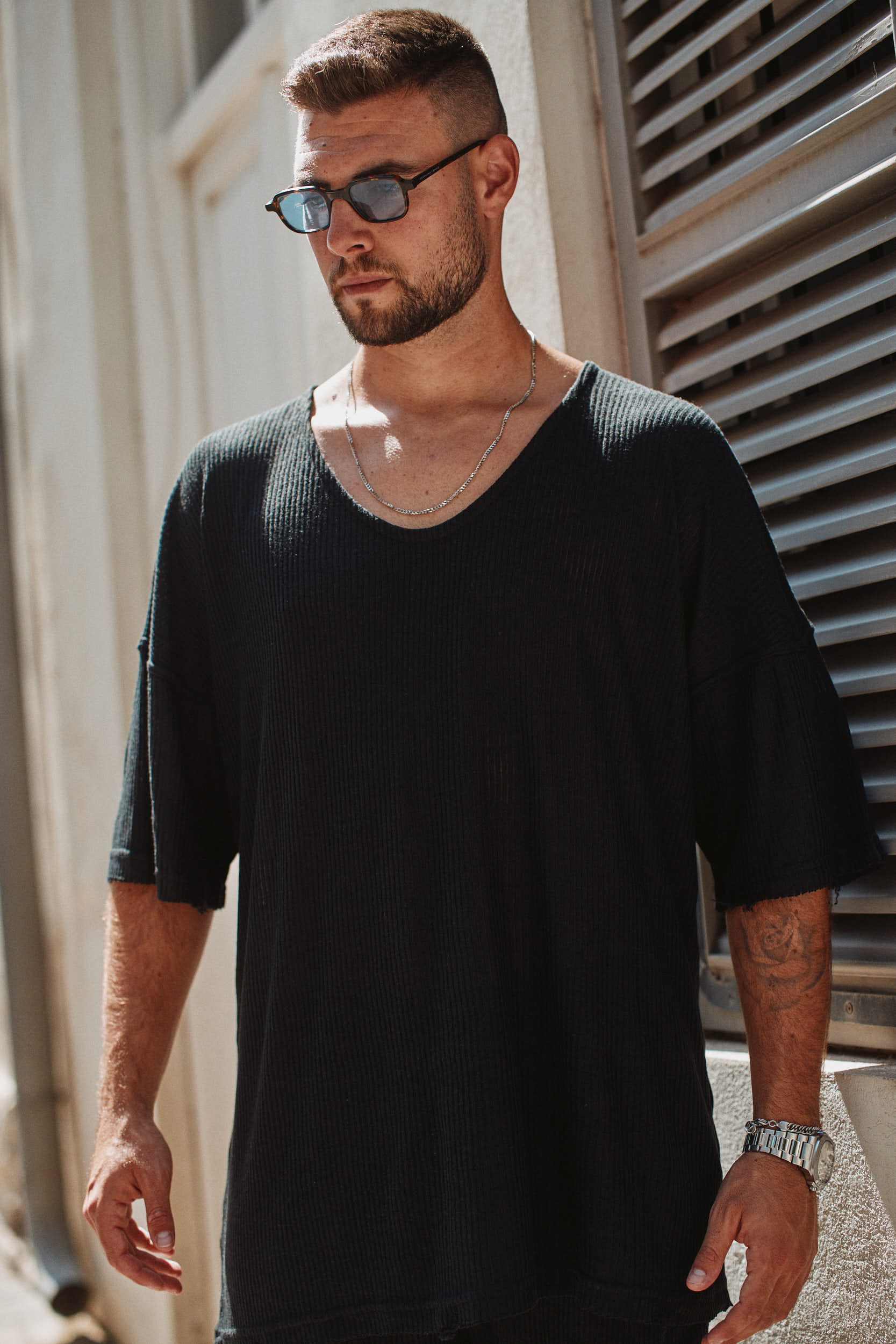 חולצת סאנטוריני ביצה שרוול אוברסייז שחור - Butterfly Sneakers