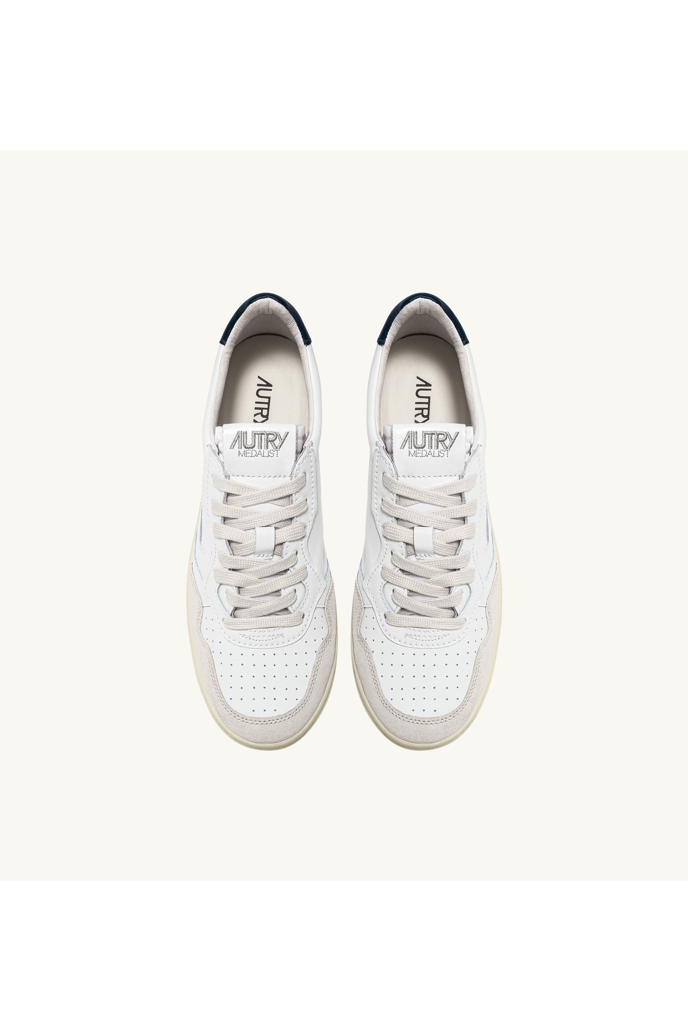 MEDALIST LOW MAN DL01 LEATHER/DREAM WHITE/BEAUCOUP BLUE - Butterfly Sneakers