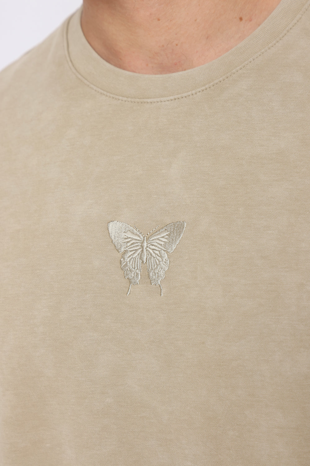 חולצת טי שרט שרוול קצר אוברסייז ריזורט חאקי - Butterfly Sneakers
