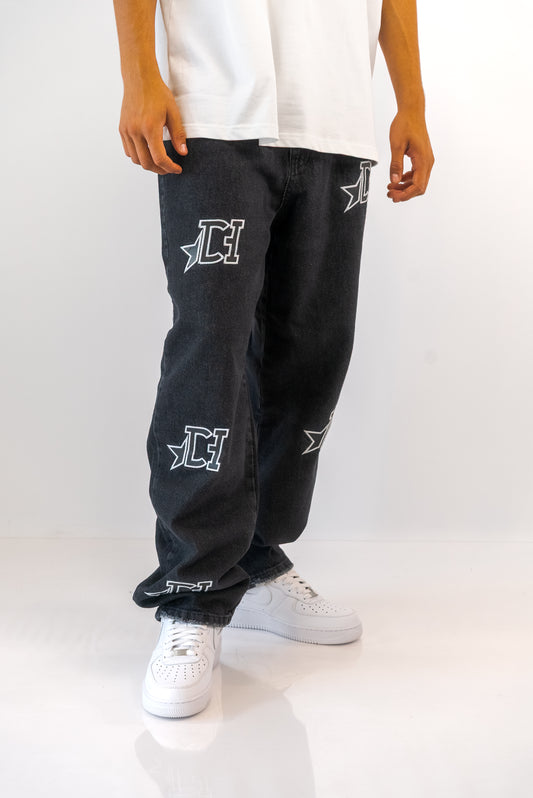 ג'ינס בגזרת Baggy בשילוב פאצ'ים שחור