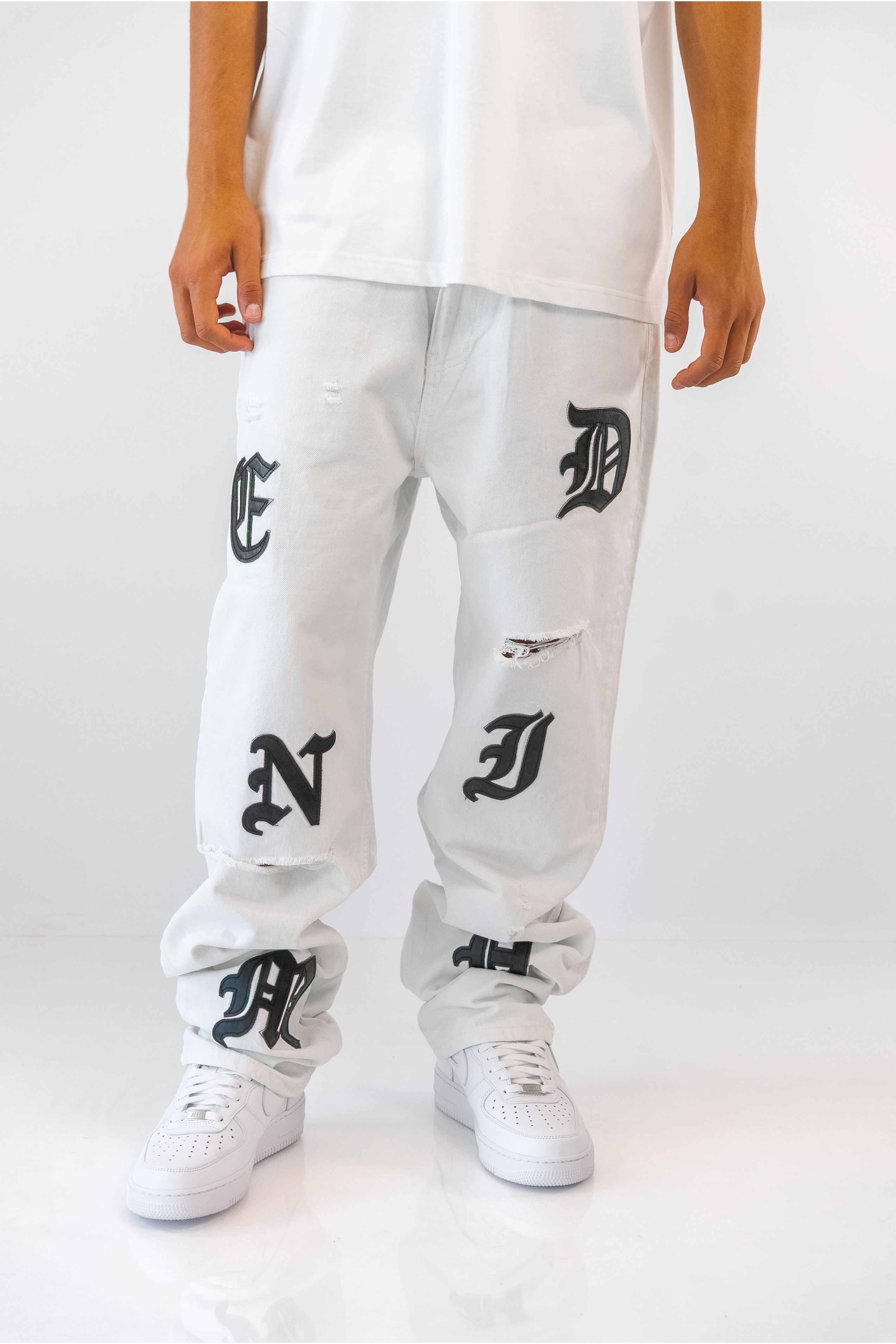 ג'ינס בגזרת Baggy בשילוב פאצ'ים לבן - Butterfly Sneakers