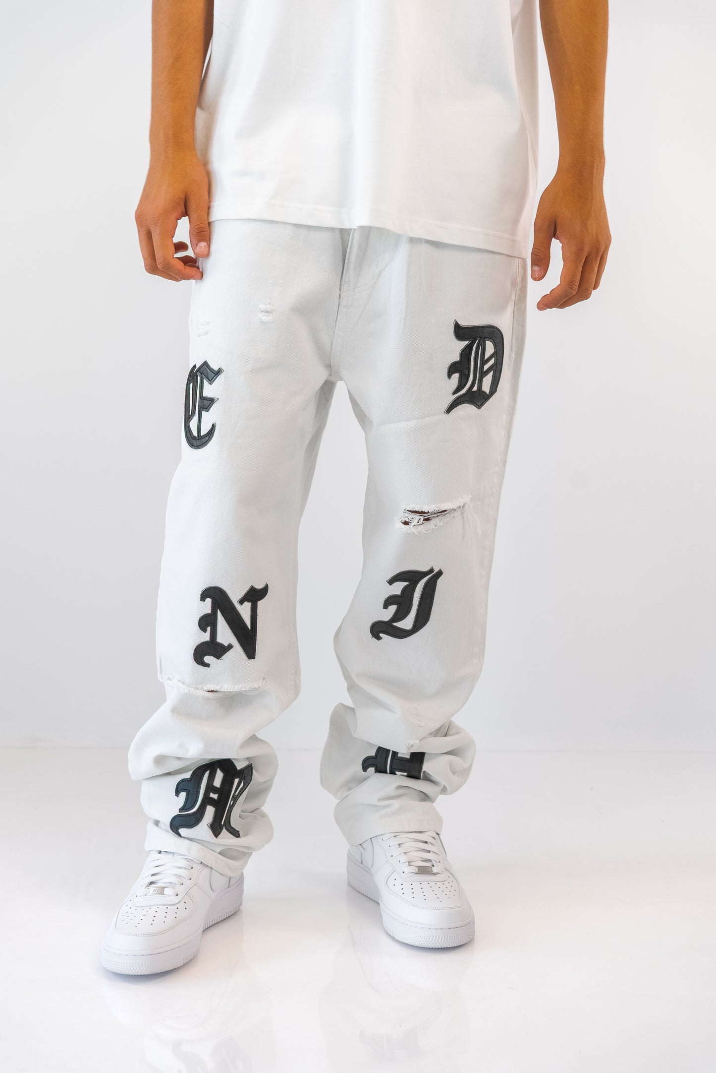 ג'ינס בגזרת Baggy בשילוב פאצ'ים לבן