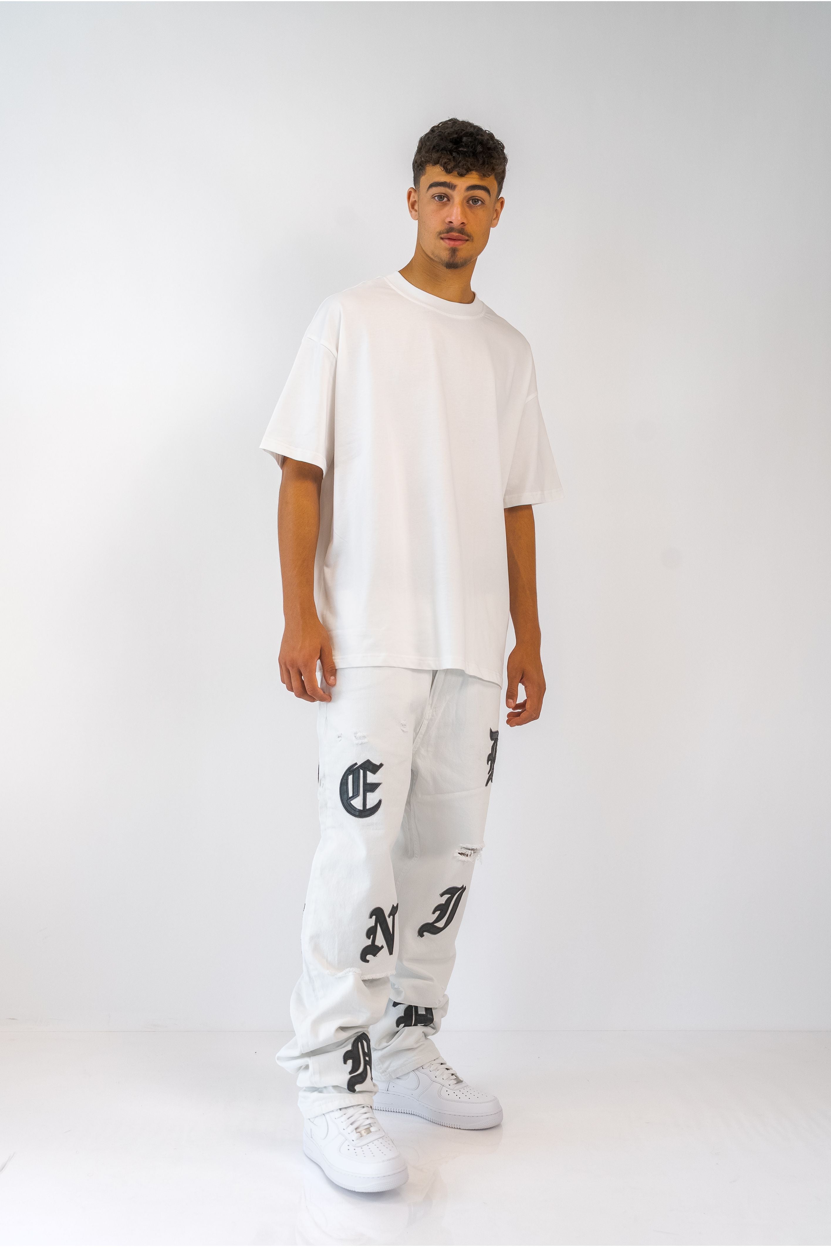 ג'ינס בגזרת Baggy בשילוב פאצ'ים לבן - Butterfly Sneakers