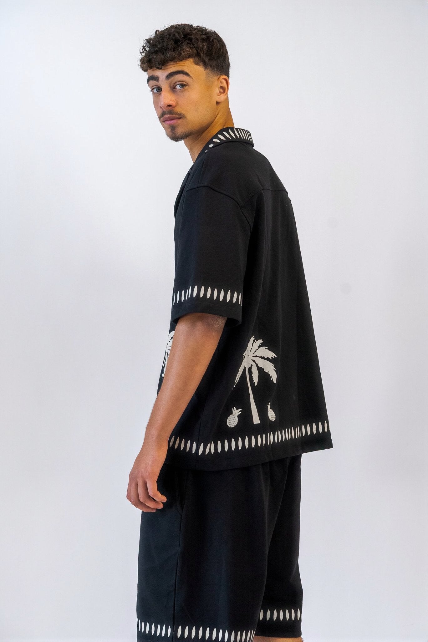 חולצה חליפה הוואי שחור - Butterfly Sneakers