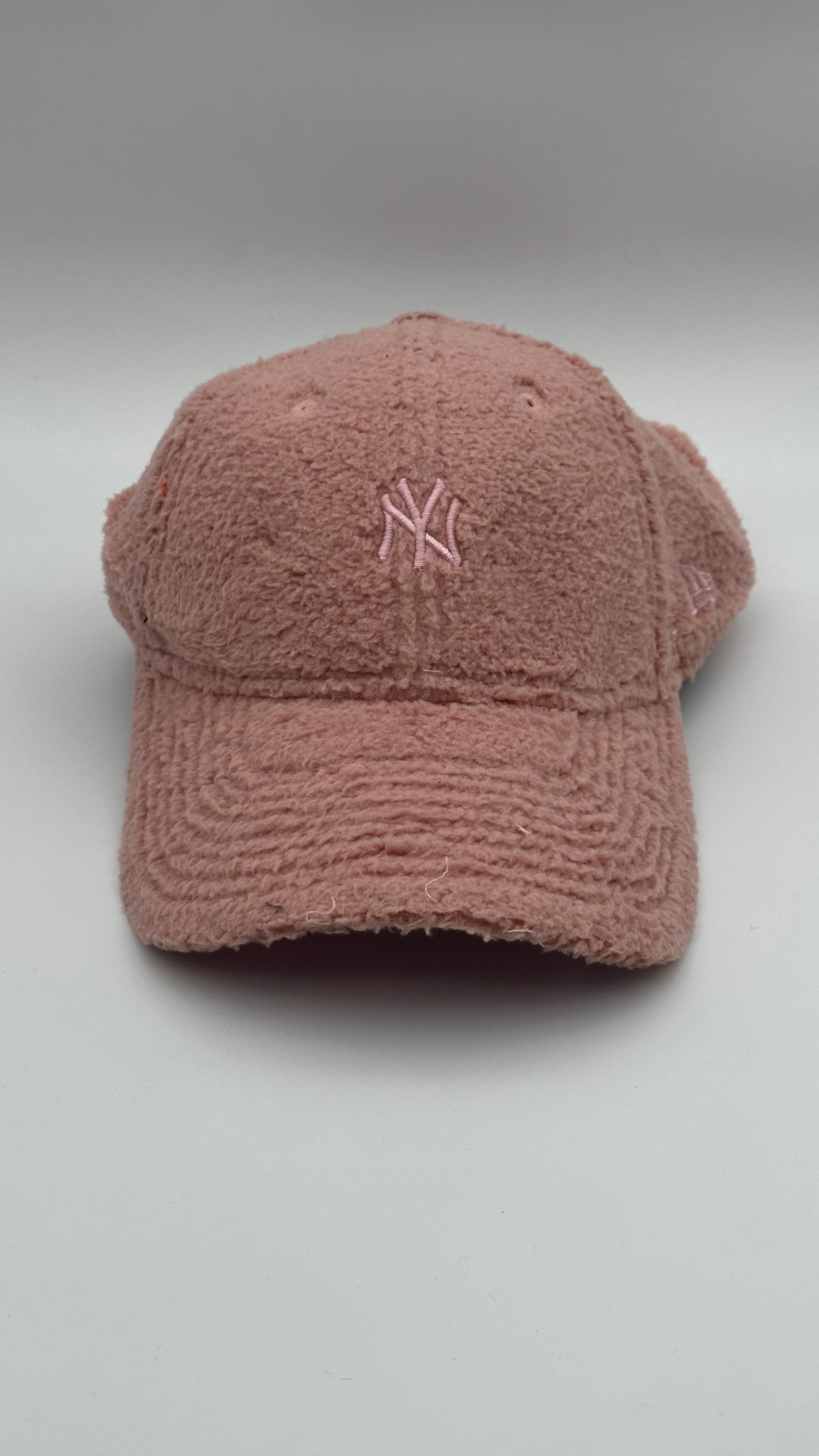 New Era 9Forty cap in pink teddy with tonal NEW YORK - Butterfly Sneakers