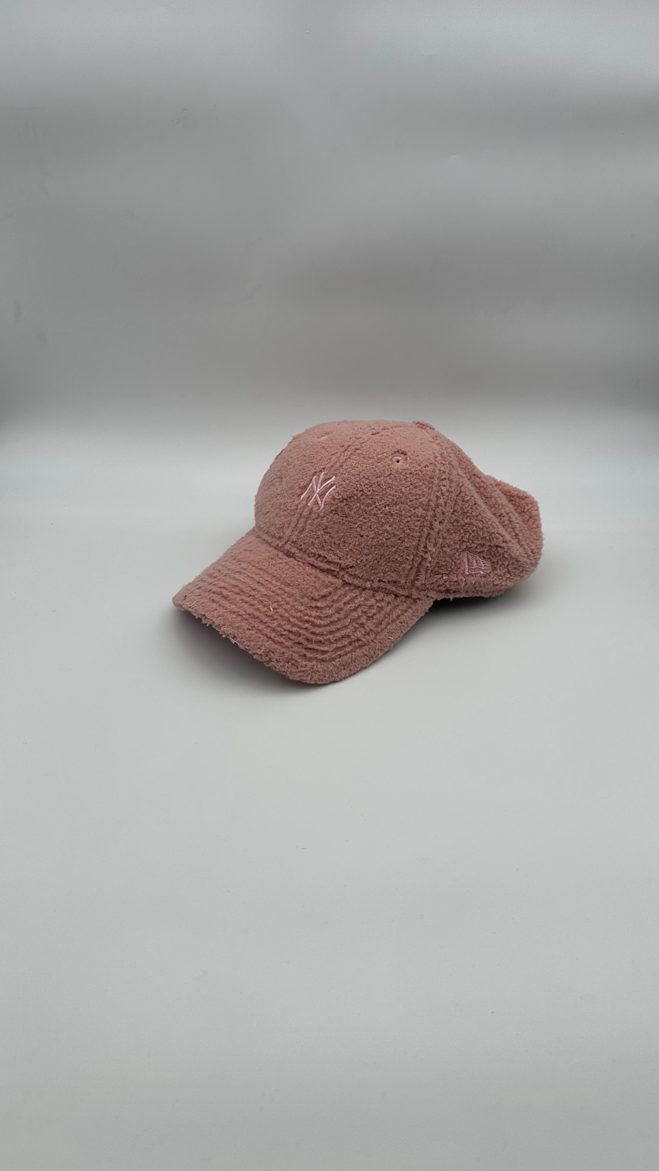 New Era 9Forty cap in pink teddy with tonal NEW YORK - Butterfly Sneakers