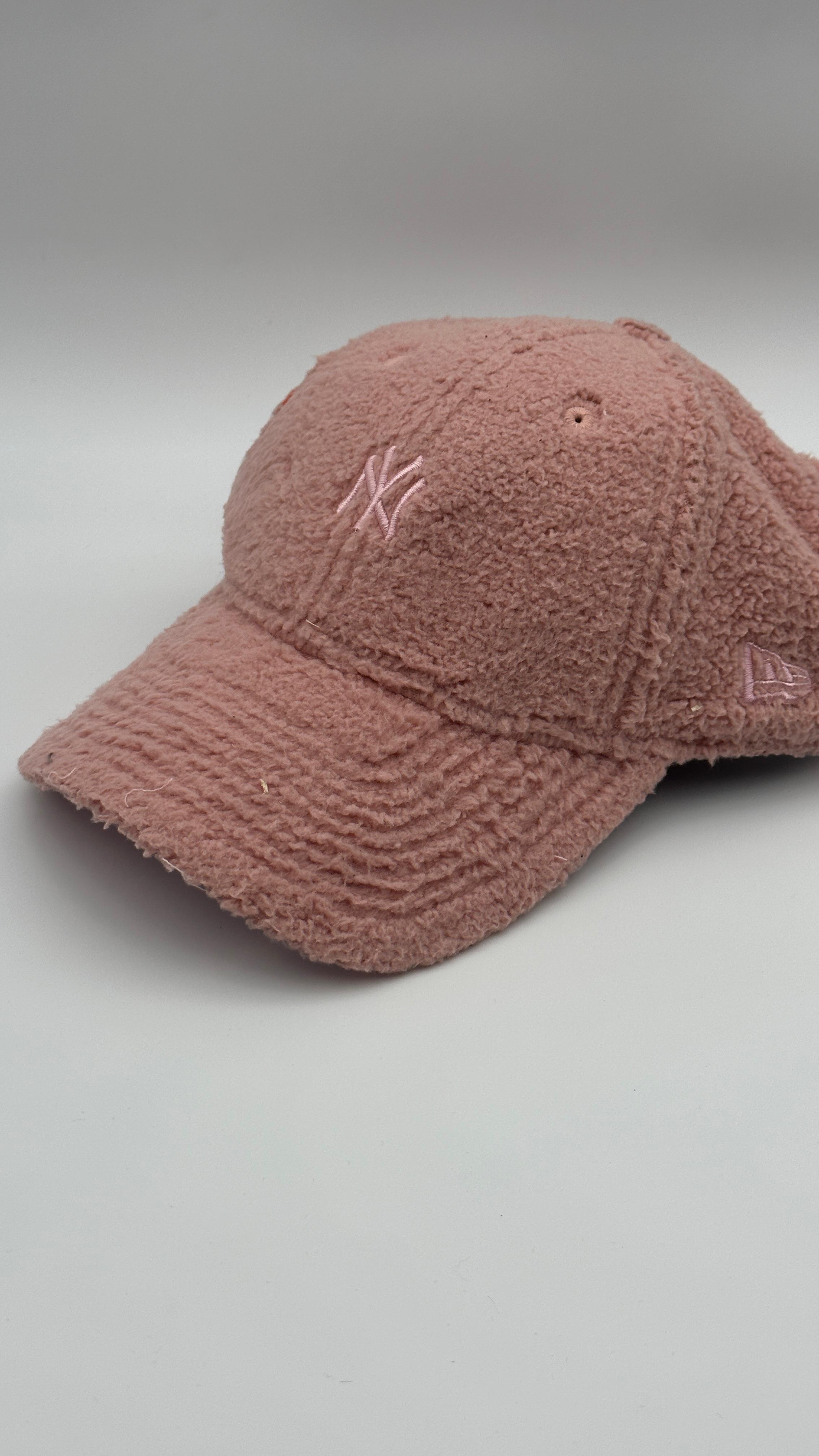 New Era 9Forty cap in pink teddy with tonal NEW YORK - Butterfly Sneakers